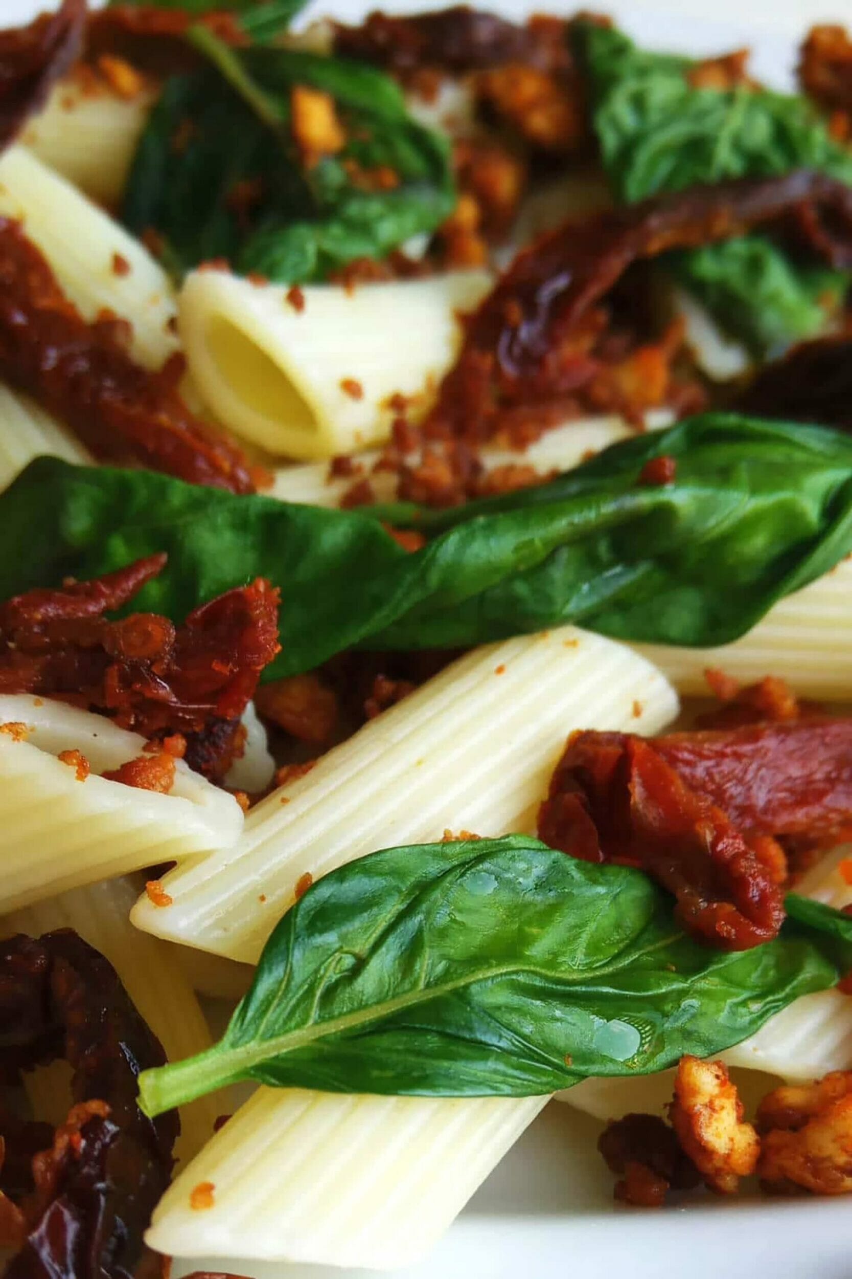 Makaron z tofu, suszonymi pomidorami i bazylią