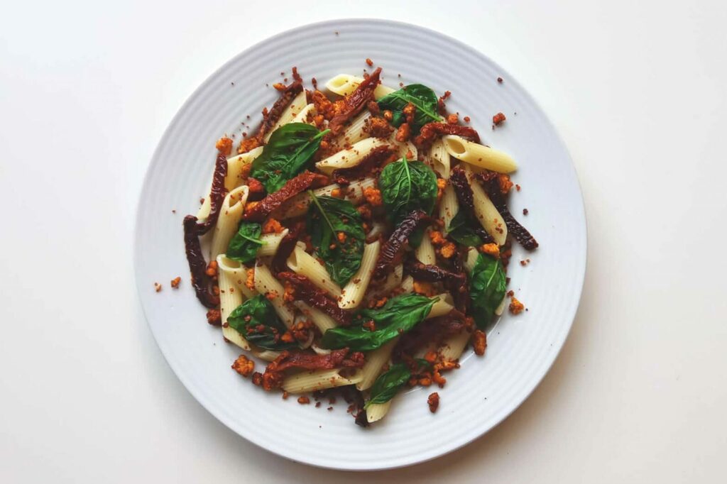 Makaron z tofu, suszonymi pomidorami i bazylią