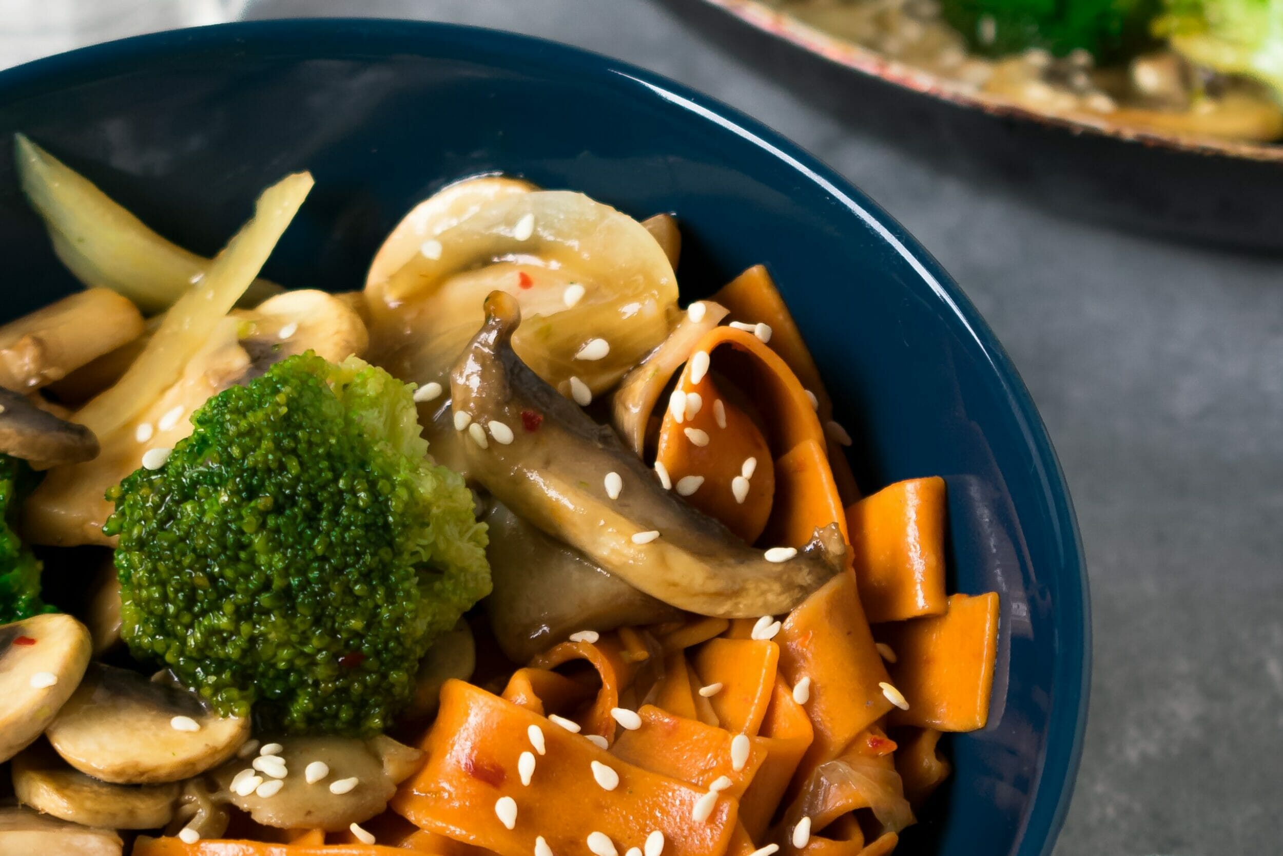 Stir-fry z brokułem i pieczarkami