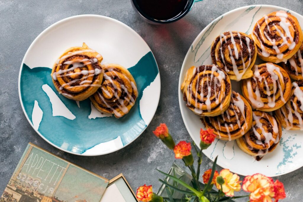Wegańskie kanelbullar - szwedzkie bułeczki cynamonowe