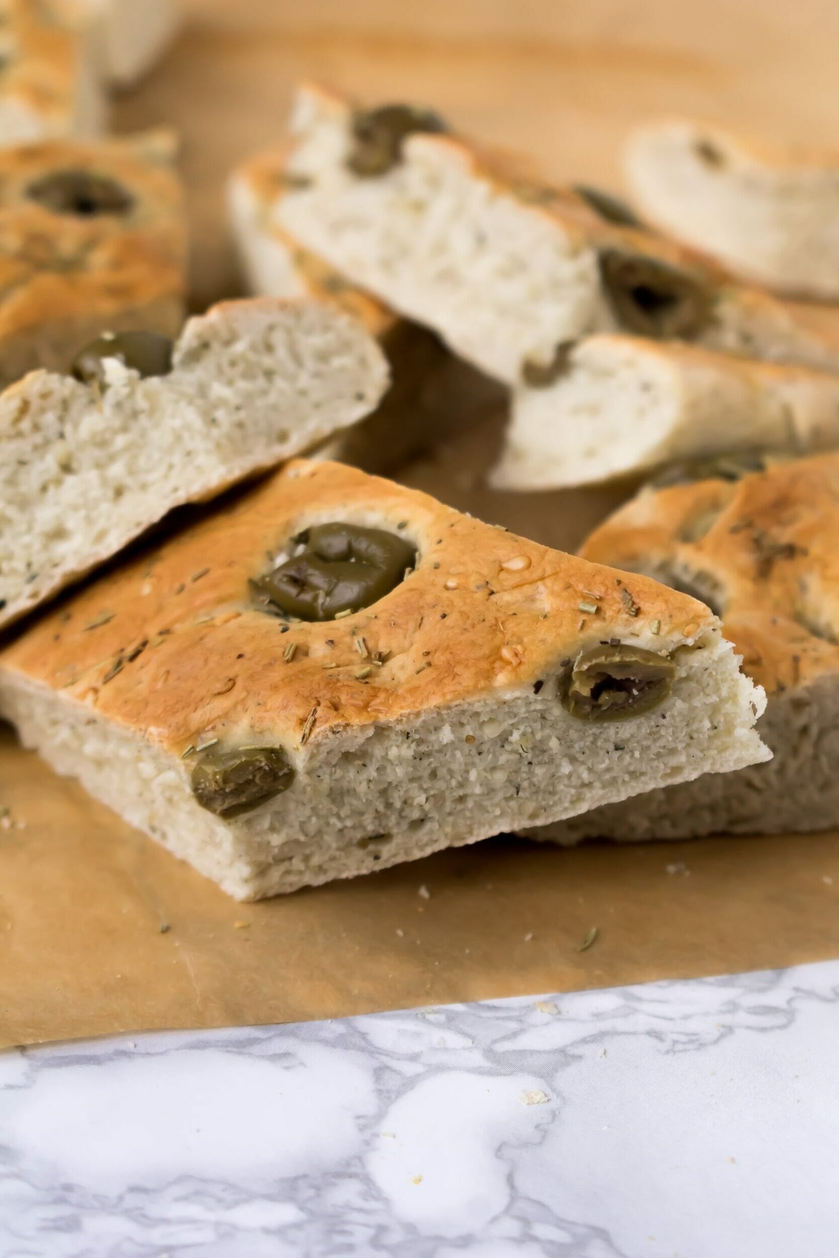 Wegańska focaccia z oliwkami