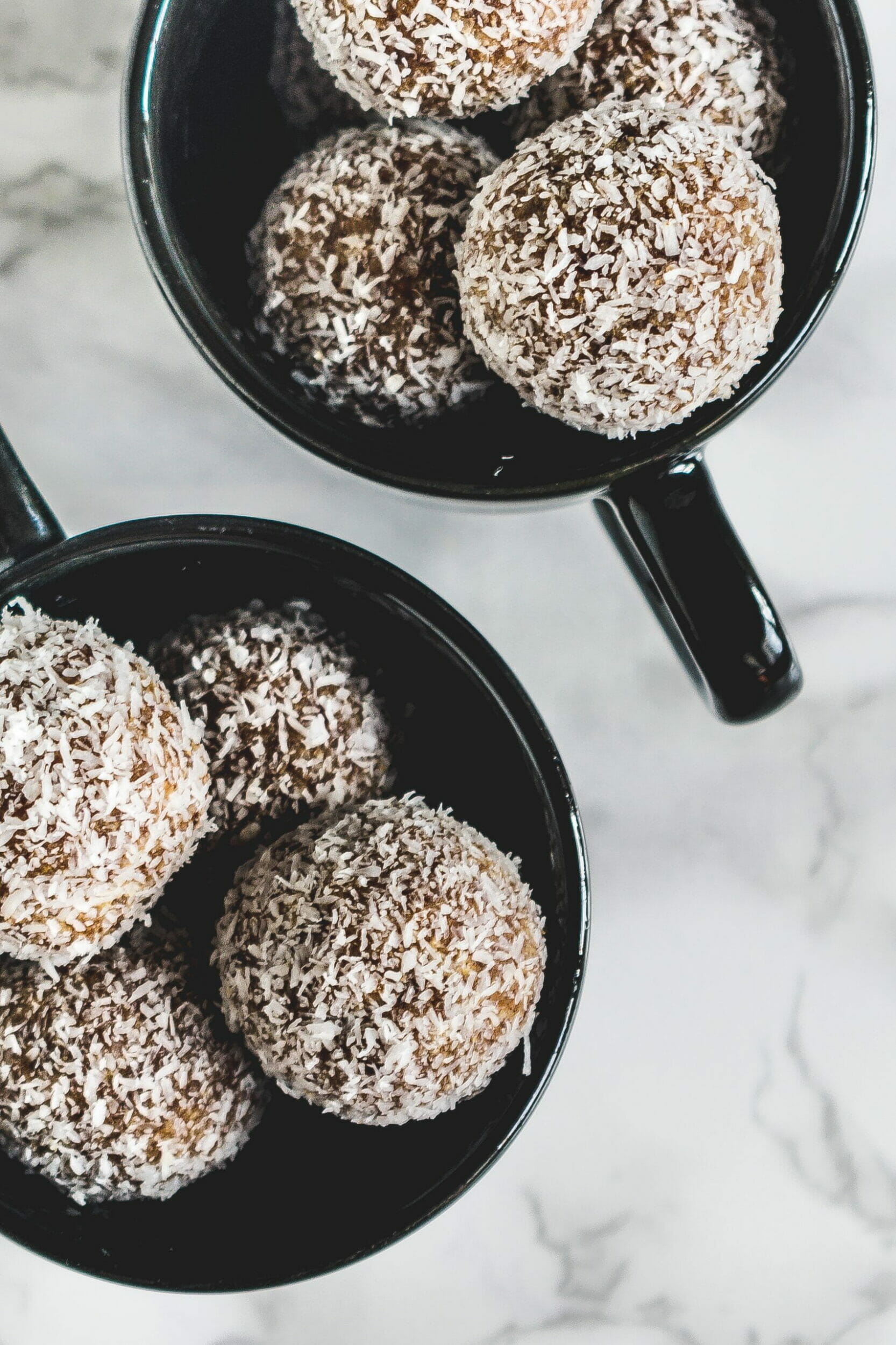 Przepis na kokosowe kulki mocy z daktylami bez pieczenia