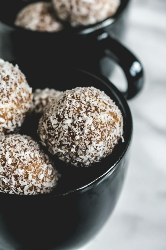 Przepis na kokosowe kulki mocy z daktylami