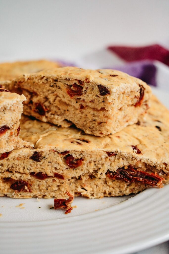 Włoska focaccia z suszonymi pomidorami