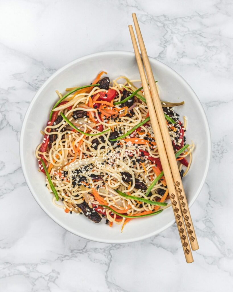 Chow mein z seitanem i warzywami