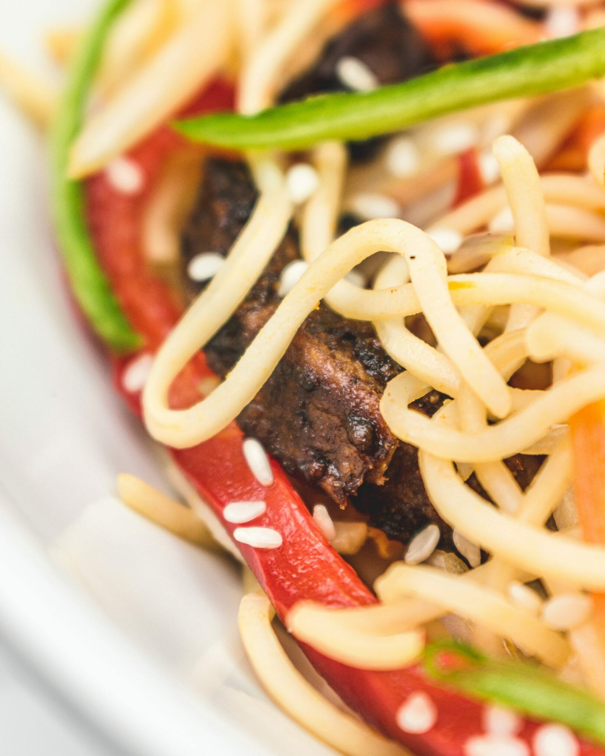 Makaron chow mein z seitanem i warzywami