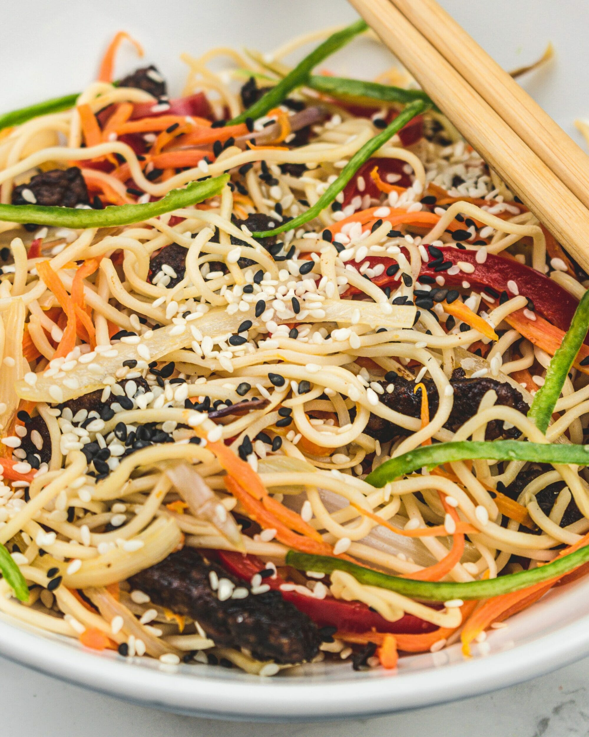 Przepis na chow mein z seitanem i warzywami