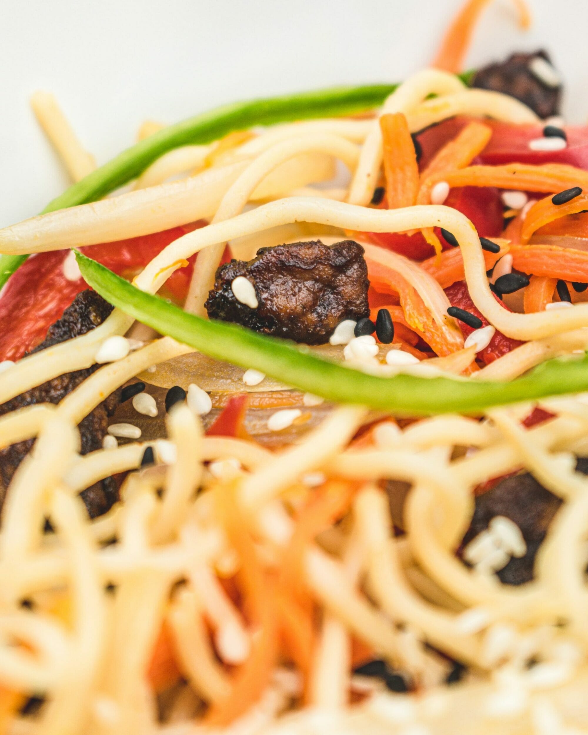 Przepis na makaron chow mein z seitanem i warzywami