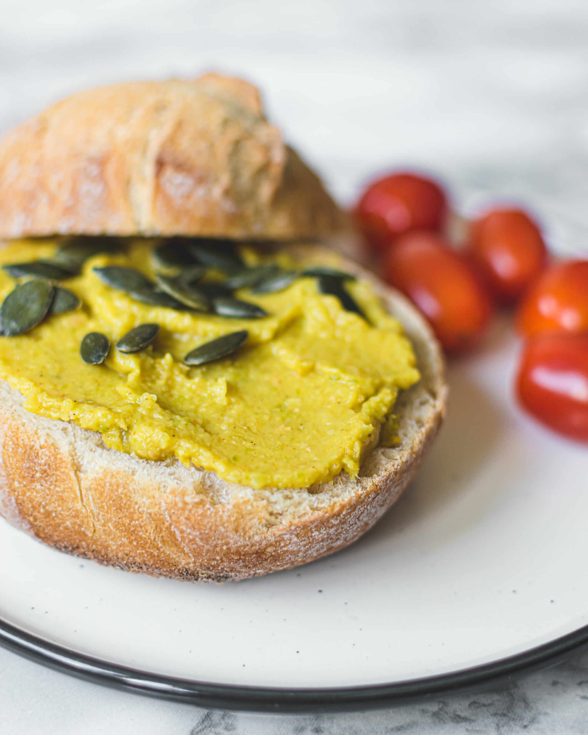 Kanapka z pastą z cukinii i curry