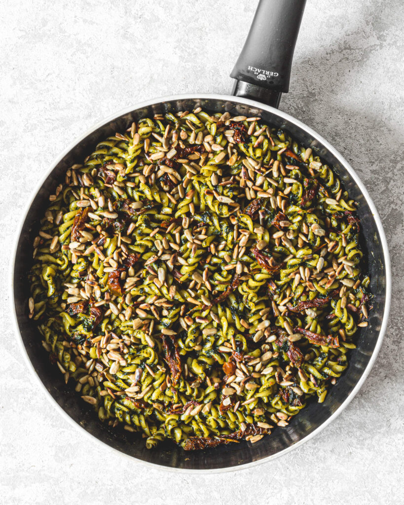 Makaron ze szpinakiem i suszonymi pomidorami