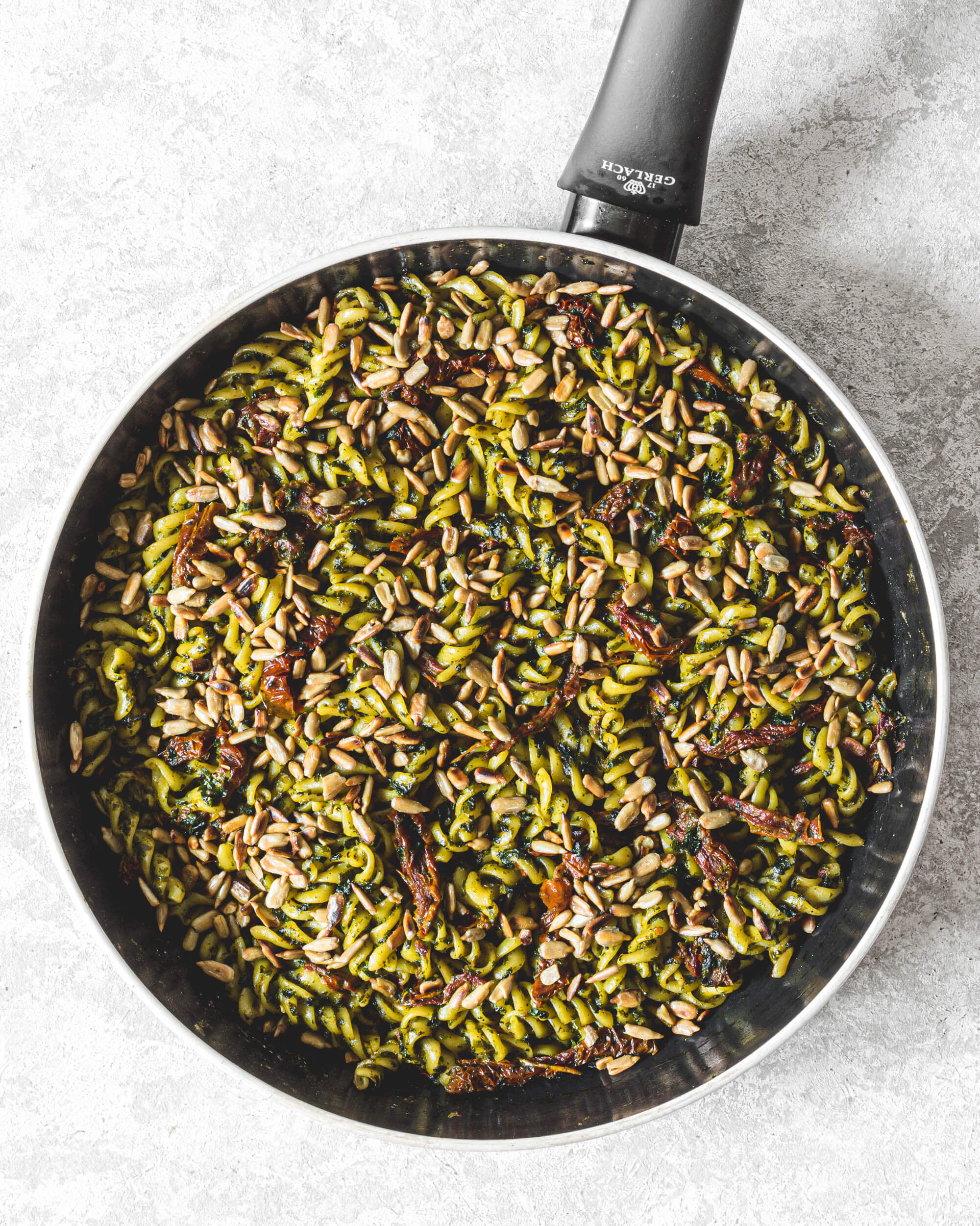 Makaron ze szpinakiem i suszonymi pomidorami